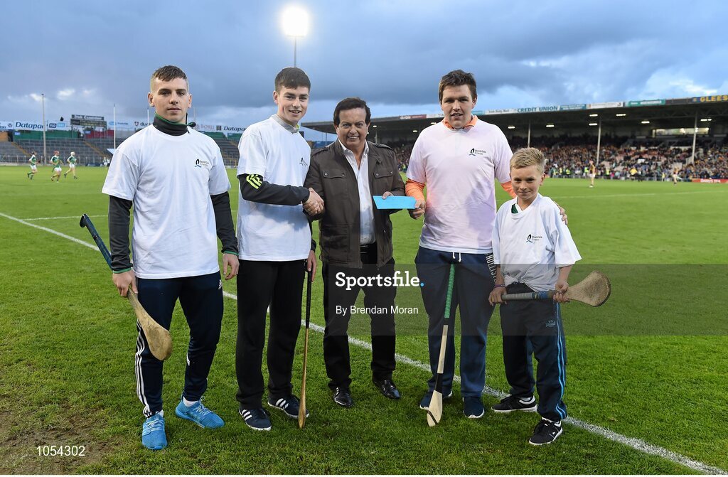 12 September 2015; Seanie O’Brien, 2nd from left, Patrickswell GAA Club, Limerick, and Gearoid Cullen, 2nd from right, Naomh Eanna GAA, Wexford, receive their prize for winning the half-time Crossbar Challenge from Marty Morrissey, in the company of other contestants Gary Molloy, left, Naomh Eanna GAA, Wexford, and Jamie Byrnes, Patrickswell GAA Club, Limerick. Bord Gais Energy GAA Hurling All-Ireland U21 Championship Final, Limerick v Wexford, Semple Stadium, Thurles, Co. Tipperary. Picture credit: Brendan Moran / SPORTSFILE