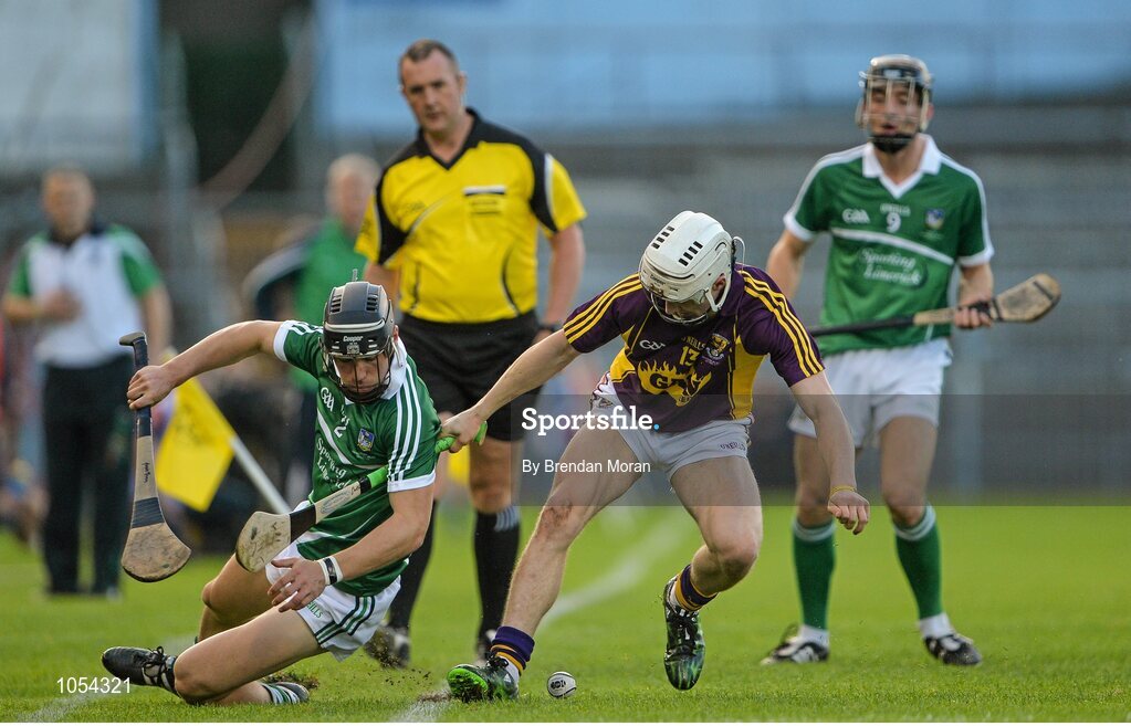 12 September 2015; Cathal Dunbar, Wexford, attempts to keep the sliotar in play ahead of Seán Finn, Limerick. Bord Gais Energy GAA Hurling All-Ireland U21 Championship Final, Limerick v Wexford, Semple Stadium, Thurles, Co. Tipperary. Picture credit: Brendan Moran / SPORTSFILE