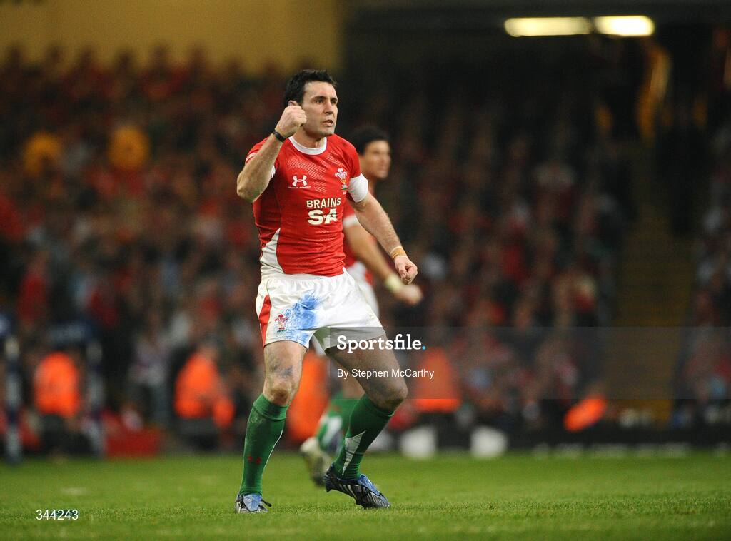 21 March 2009; Stephen Jones, Wales, celebrates kicking a penalty. RBS Six Nations Championship, Wales v Ireland, Millennium Stadium, Cardiff, Wales. Picture credit: Stephen McCarthy / SPORTSFILE