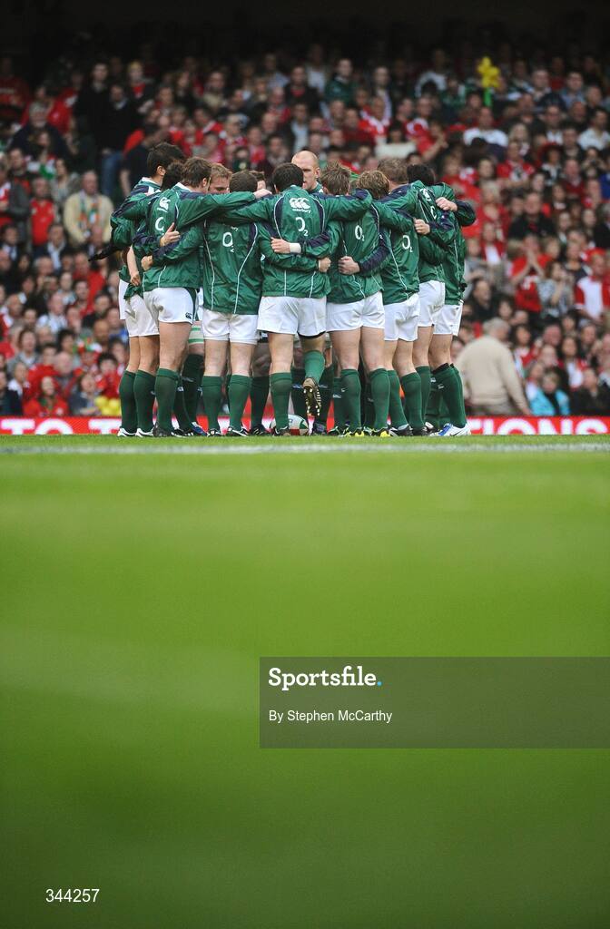 21 March 2009; The Ireland team form a huddle ahead of the game. RBS Six Nations Championship, Wales v Ireland, Millennium Stadium, Cardiff, Wales. Picture credit: Stephen McCarthy / SPORTSFILE