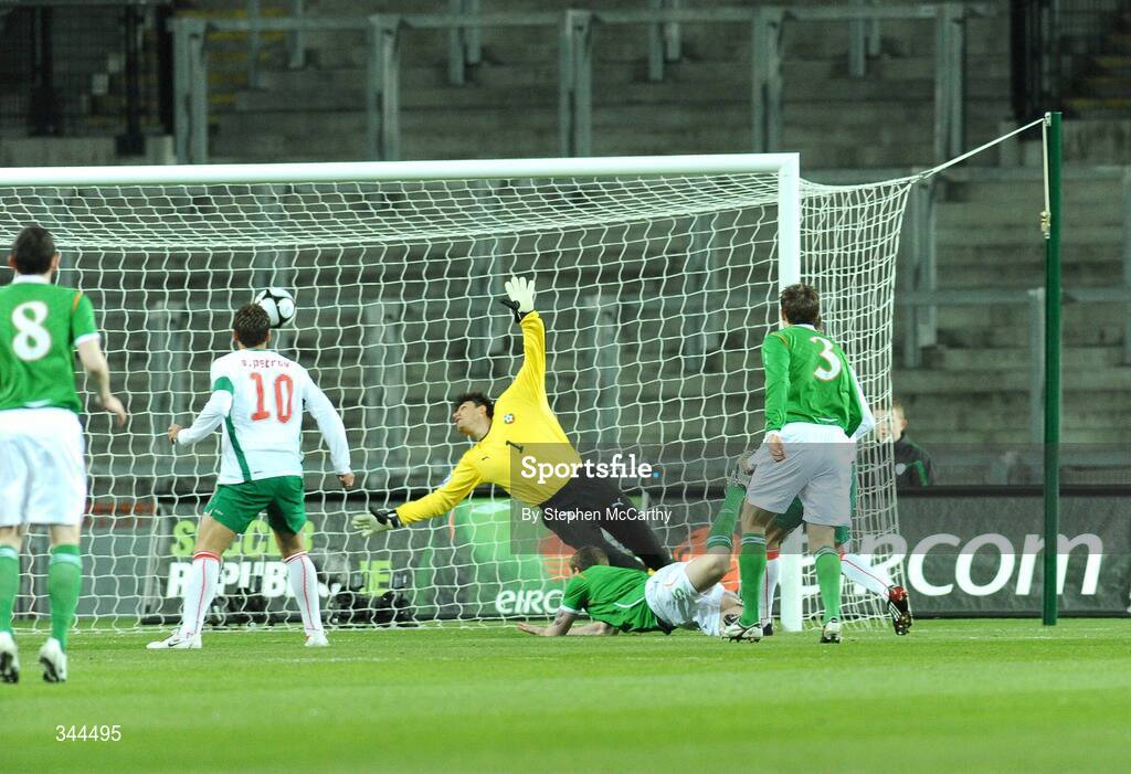 28 March 2009; Republic of Ireland's Richard Dunne scores an early goal. 2010 FIFA World Cup Qualifier, Republic of Ireland v Bulgaria, Croke Park, Dublin. Picture credit: Stephen McCarthy / SPORTSFILE