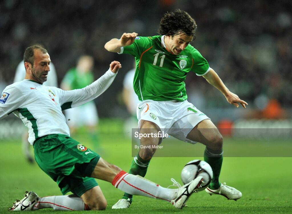 28 March 2009; Stephen Hunt, Republic of Ireland, in action against Iliyan Stoyanov, Bulgaria. 2010 FIFA World Cup Qualifier, Republic of Ireland v Bulgaria, Croke Park, Dublin. Picture credit: David Maher / SPORTSFILE