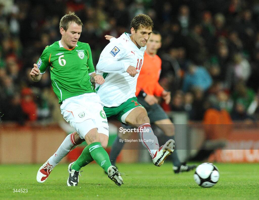28 March 2009; Stiliyan Petrov, Bulgaria, in action against Glenn Whelan, Republic of Ireland. 2010 FIFA World Cup Qualifier, Republic of Ireland v Bulgaria, Croke Park, Dublin. Picture credit: Stephen McCarthy / SPORTSFILE