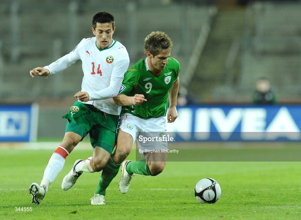 28 March 2009; Kevin Doyle, Republic of Ireland, in action against Stanislav Manolev, Bulgaria. 2010 FIFA World Cup Qualifier, Republic of Ireland v Bulgaria, Croke Park, Dublin. Picture credit: Stephen McCarthy / SPORTSFILE