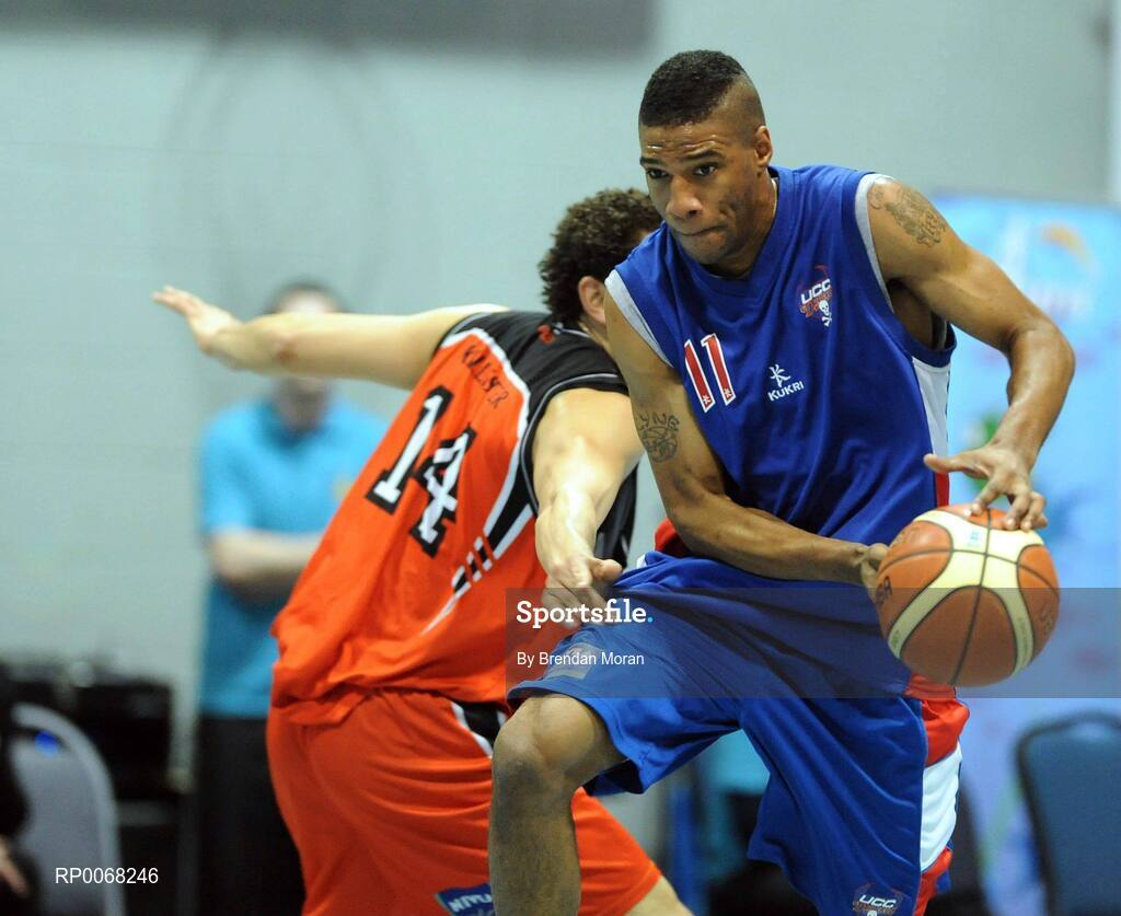 28 March 2009; Ryne Hamblet, UCC Demons, in action against Michael Westbrooks, left, and Robbie Clarke, DART Killester. Nivea For Men’s Superleague Final, DART Killester v UCC Demons, Aura Complex, Letterkenny, Co. Donegal. Picture credit: Brendan Moran / SPORTSFILE