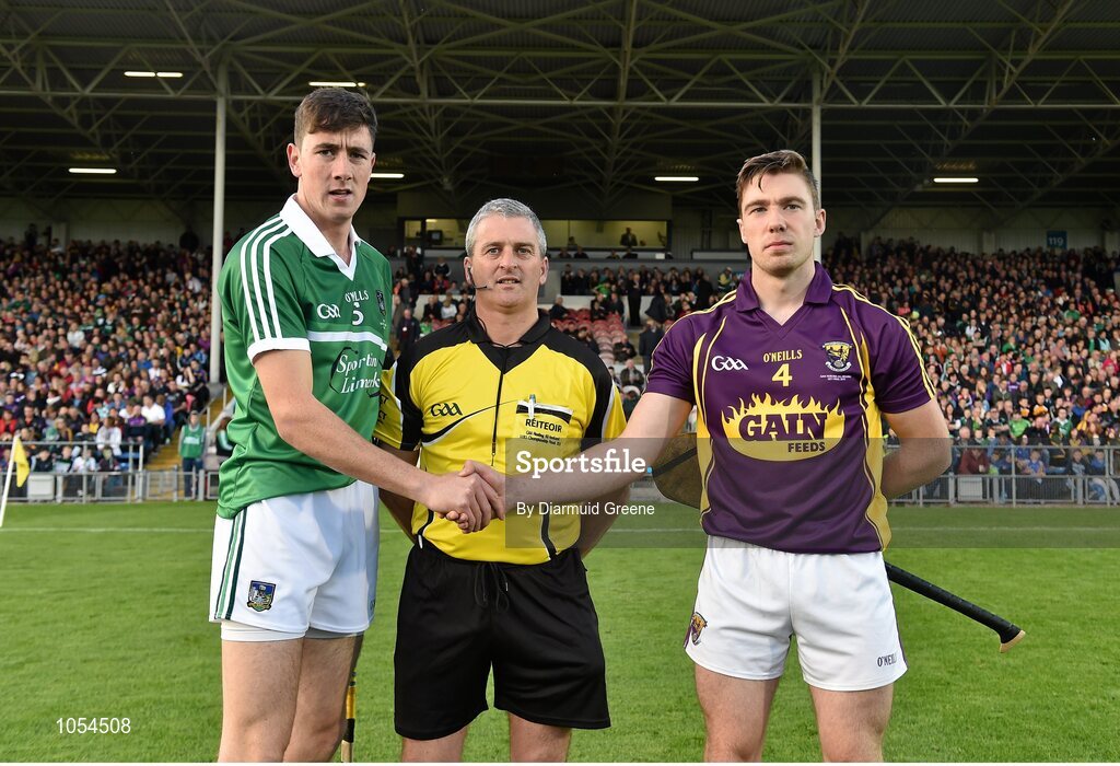 12 September 2015; Limerick captain Diarmaid Byrnes and Wexford captain Eoin Conroy exchange a handshake in the company of referee Johnny Ryan before the game. Bord Gais Energy GAA Hurling All-Ireland U21 Championship Final, Limerick v Wexford, Semple Stadium, Thurles, Co. Tipperary. Picture credit: Diarmuid Greene / SPORTSFILE