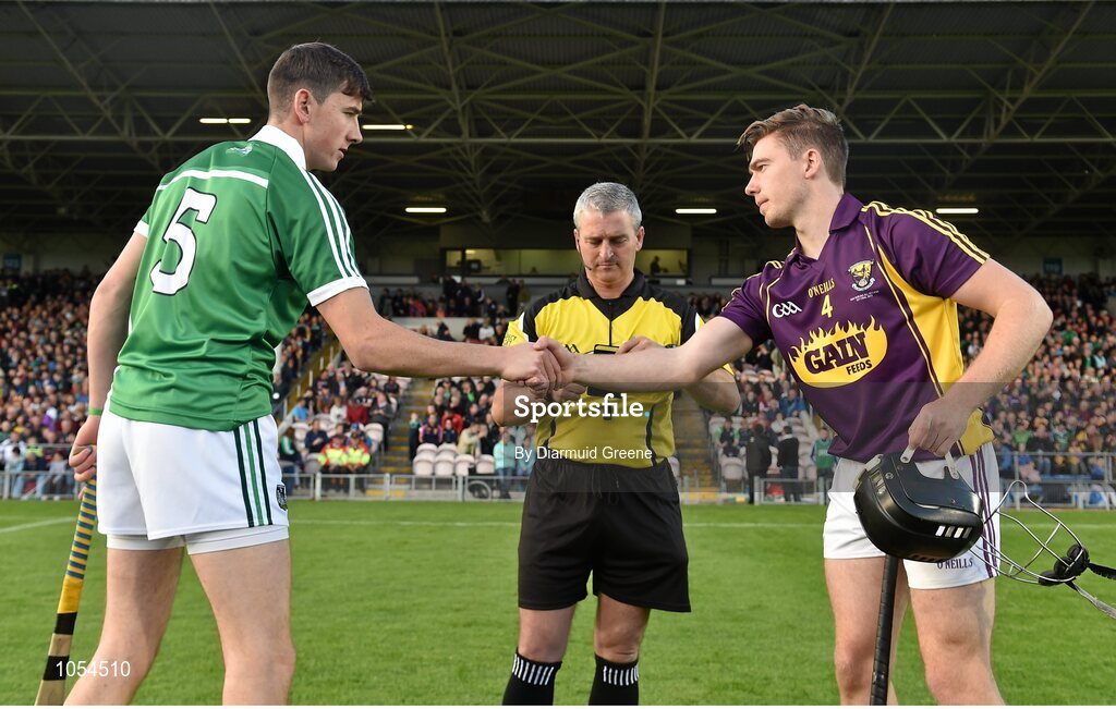 12 September 2015; Limerick captain Diarmaid Byrnes and Wexford captain Eoin Conroy exchange a handshake in the company of referee Johnny Ryan before the game. Bord Gais Energy GAA Hurling All-Ireland U21 Championship Final, Limerick v Wexford, Semple Stadium, Thurles, Co. Tipperary. Picture credit: Diarmuid Greene / SPORTSFILE