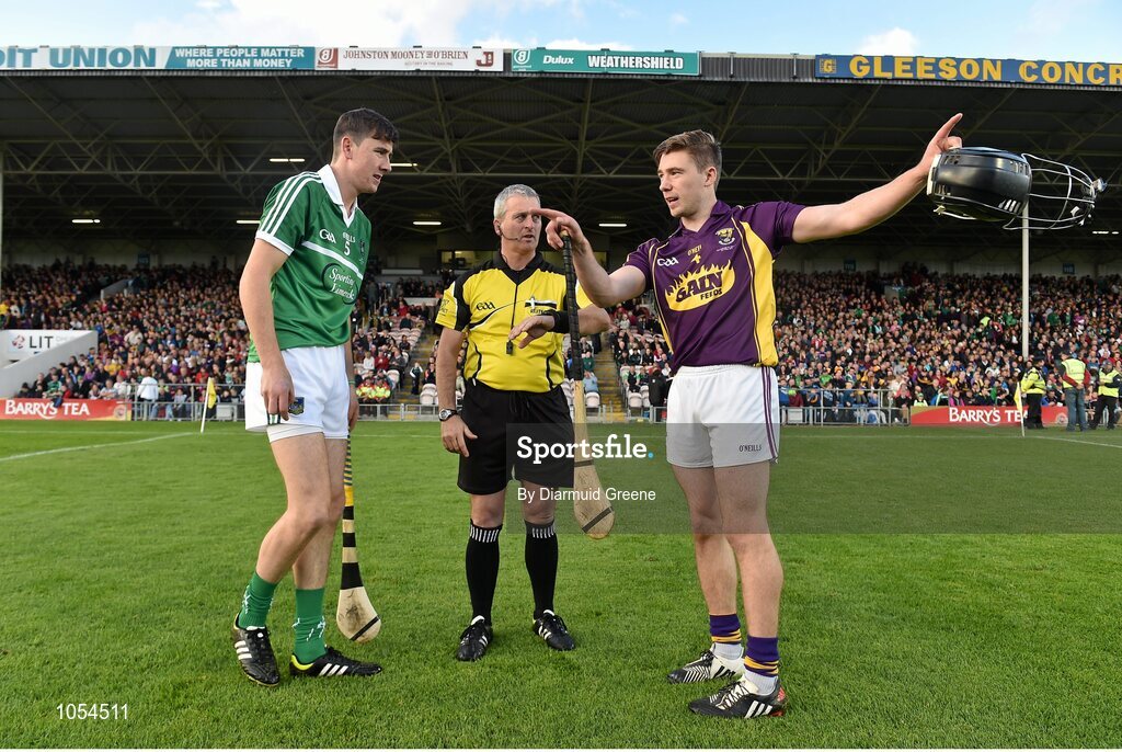 12 September 2015; Limerick captain Diarmaid Byrnes and Wexford captain Eoin Conroy with referee Johnny Ryan before the game. Bord Gais Energy GAA Hurling All-Ireland U21 Championship Final, Limerick v Wexford, Semple Stadium, Thurles, Co. Tipperary. Picture credit: Diarmuid Greene / SPORTSFILE