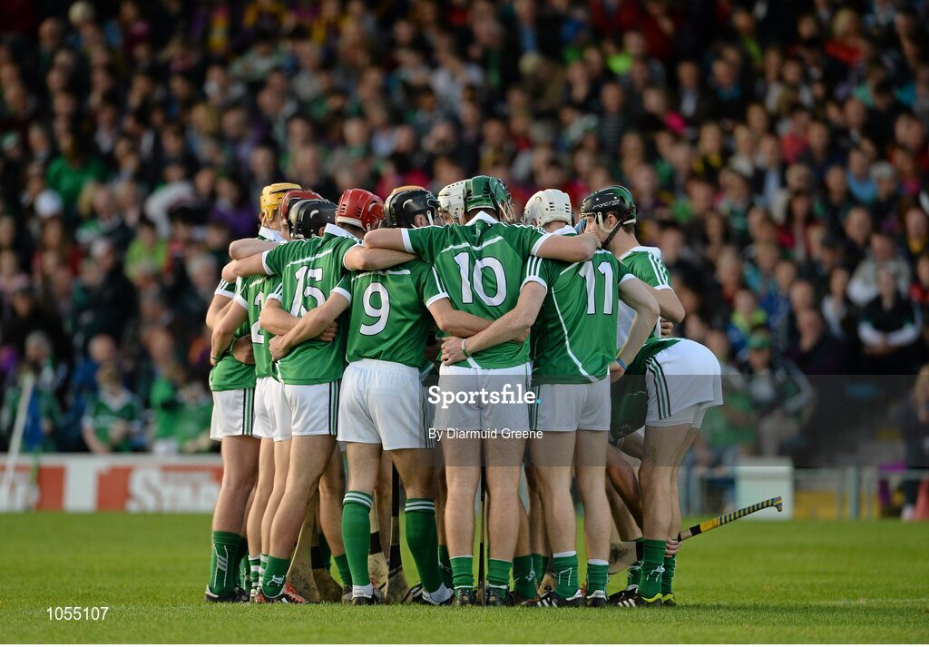 12 September 2015; The Limerick team gather together in a huddle before the game. Bord Gais Energy GAA Hurling All-Ireland U21 Championship Final, Limerick v Wexford, Semple Stadium, Thurles, Co. Tipperary. Picture credit: Diarmuid Greene / SPORTSFILE