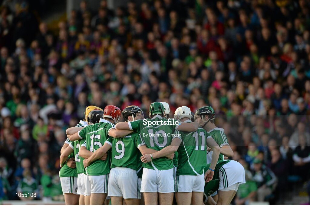 12 September 2015; The Limerick team gather together in a huddle before the game. Bord Gais Energy GAA Hurling All-Ireland U21 Championship Final, Limerick v Wexford, Semple Stadium, Thurles, Co. Tipperary. Picture credit: Diarmuid Greene / SPORTSFILE