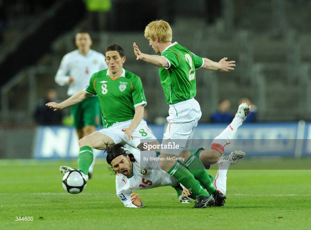 28 March 2009; Blagoy Georgiev, Bulgaria, in action against Keith Andrew, left, and Paul McShane, Republic of Ireland. 2010 FIFA World Cup Qualifier, Republic of Ireland v Bulgaria, Croke Park, Dublin. Picture credit: Stephen McCarthy / SPORTSFILE