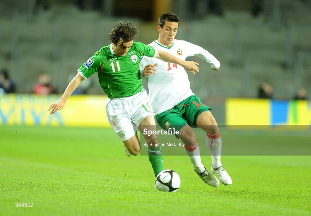 28 March 2009; Stephen Hunt, Republic of Ireland, in action against Stanislav Manolev, Bulgaria. 2010 FIFA World Cup Qualifier, Republic of Ireland v Bulgaria, Croke Park, Dublin. Picture credit: Daire Brennan / SPORTSFILE