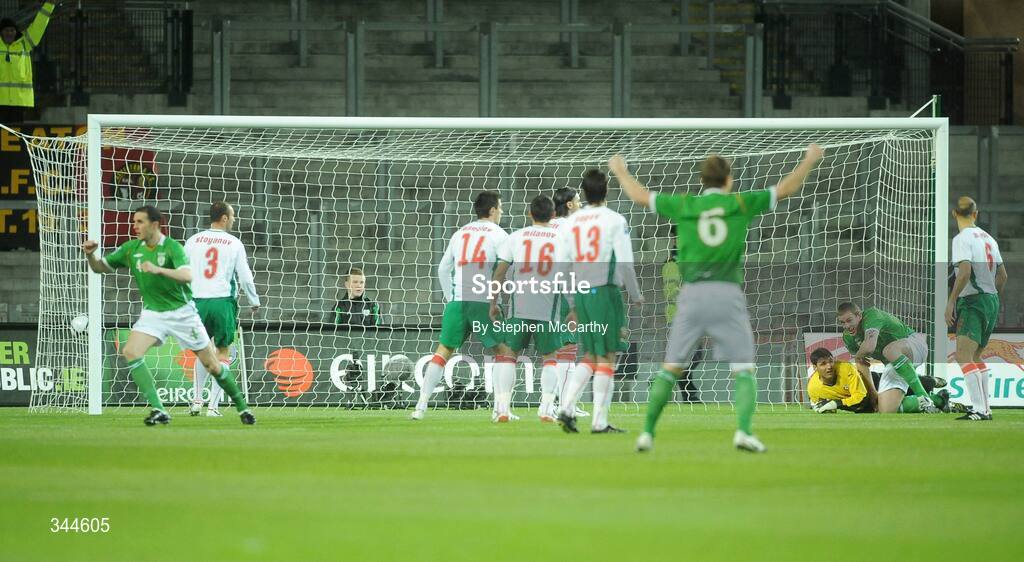 28 March 2009; Richard Dunne, Republic of Ireland, turns to celebrate after scoring his side's opening goal. 2010 FIFA World Cup Qualifier, Republic of Ireland v Bulgaria, Croke Park, Dublin. Picture credit: Daire Brennan / SPORTSFILE