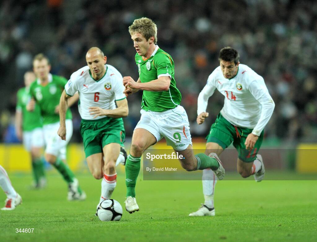 28 March 2009; Kevin Doyle, Republic of Ireland, in action against Stanislav Angelov, left, and Stanislav Manolev, Bulgaria. 2010 FIFA World Cup Qualifier, Republic of Ireland v Bulgaria, Croke Park, Dublin. Picture credit: David Maher / SPORTSFILE