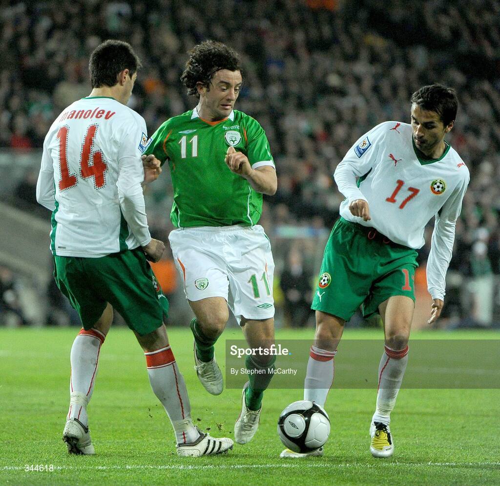 28 March 2009; Stephen Hunt, Republic of Ireland, in action against Stanislav Manolev, left, and Dimitar Telkiyski, Bulgaria. 2010 FIFA World Cup Qualifier, Republic of Ireland v Bulgaria, Croke Park, Dublin. Picture credit: Stephen McCarthy / SPORTSFILE