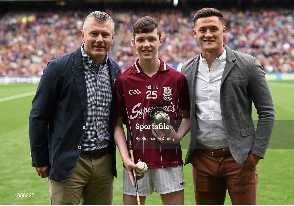 6 September 2015; John Monahan, age 15, from Sarsfields GAA Club, Galway, after winning the freestyle hurling competition with judges Diarmuid O'Sullivan, left, and Lee Chin, right. GAA Hurling All-Ireland Senior Championship Final, Kilkenny v Galway, Croke Park, Dublin. Picture credit: Stephen McCarthy / SPORTSFILE