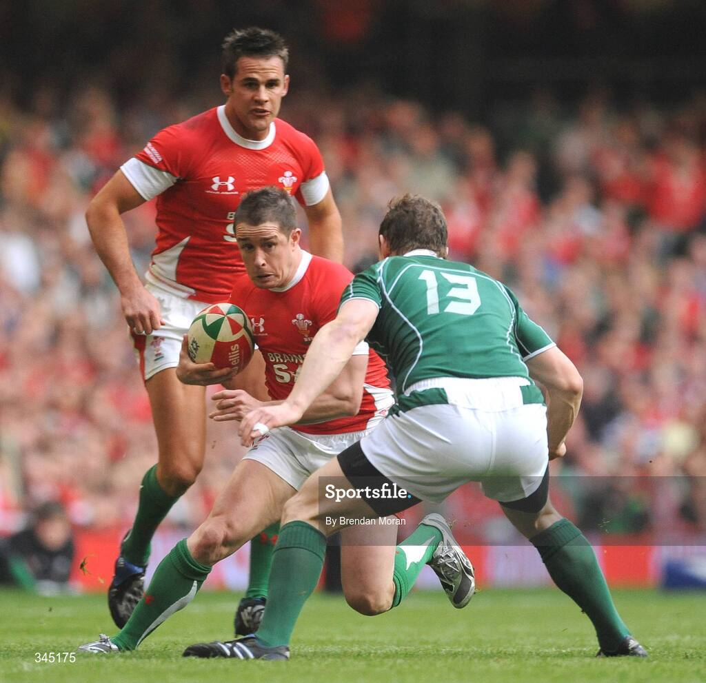 21 March 2009; Shane Williams, Wales, in action against Brian O'Driscoll, Ireland. RBS Six Nations Championship, Wales v Ireland, Millennium Stadium, Cardiff, Wales. Picture credit: Brendan Moran / SPORTSFILE
