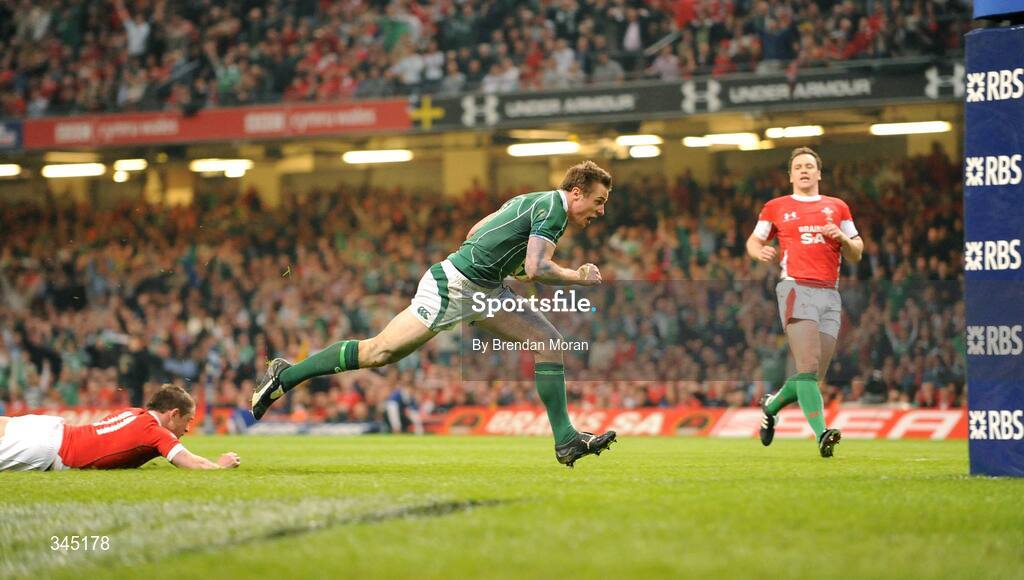 21 March 2009; Tommy Bowe, Ireland, beats Shane Williams, Wales, on his way to scoring his side's 2nd try. RBS Six Nations Championship, Wales v Ireland, Millennium Stadium, Cardiff, Wales. Picture credit: Brendan Moran / SPORTSFILE