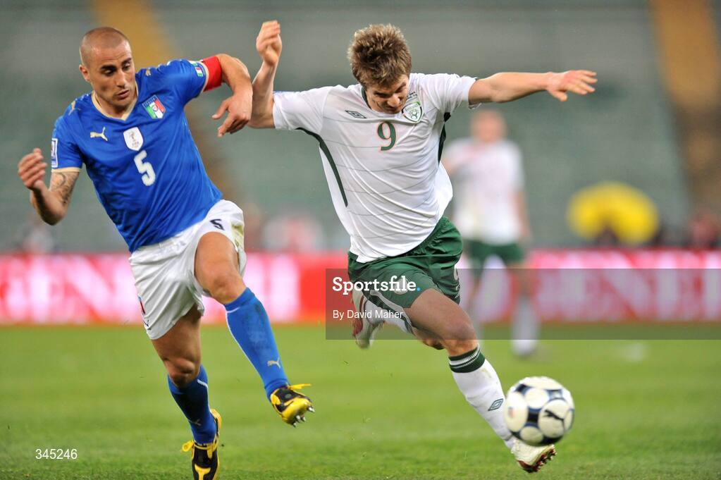 1 April 2009; Kevin Doyle, Republic of Ireland, in action against Fabio Cannanaro, Italy. 2010 FIFA World Cup Qualifier, Italy v Republic of Ireland, San Nicola Stadium, Bari, Italy. Picture credit: David Maher / SPORTSFILE