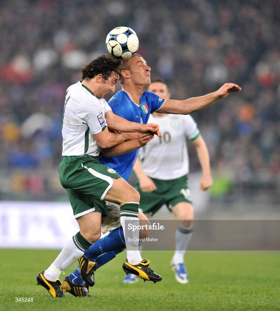 1 April 2009; Stephen Hunt, Republic of Ireland, in action against Daniele De Rossi, Italy. 2010 FIFA World Cup Qualifier, Italy v Republic of Ireland, San Nicola Stadium, Bari, Italy. Picture credit: David Maher / SPORTSFILE