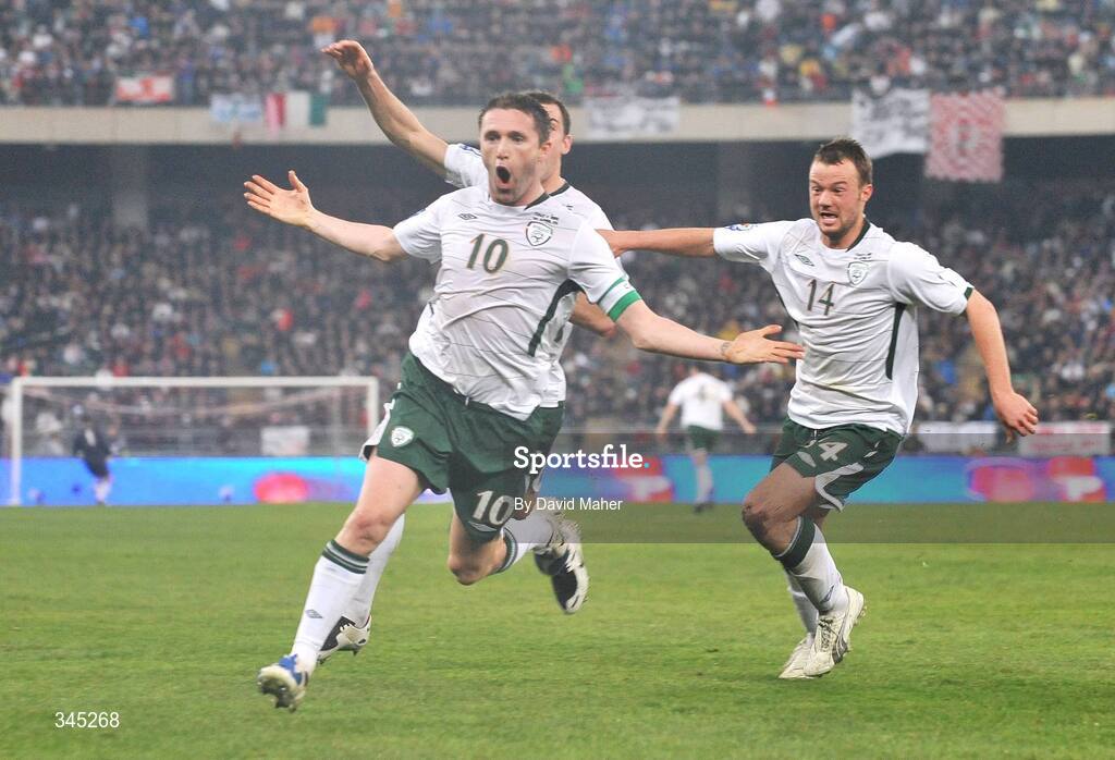 1 April 2009; Robbie Keane, Republic of Ireland, celebrates after scoring his sides first goal with team-mates Darron Gibson and Noel Hunt, right. 2010 FIFA World Cup Qualifier, Italy v Republic of Ireland, San Nicola Stadium, Bari, Italy. Picture credit: David Maher / SPORTSFILE