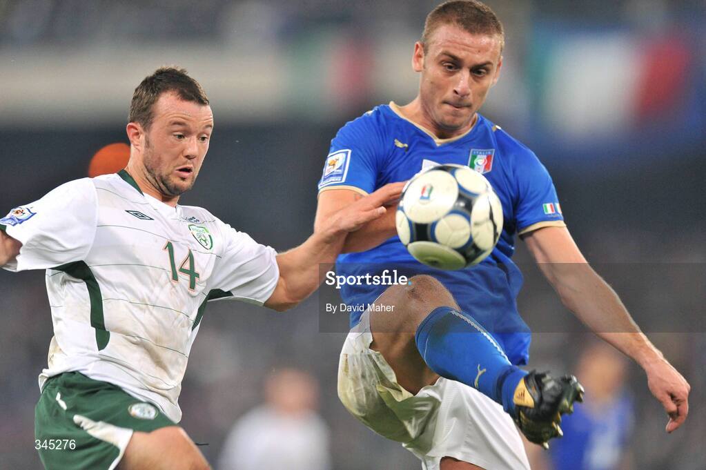 1 April 2009; Noel Hunt, Republic of Ireland, in action against Daniele De Rossi, Italy. 2010 FIFA World Cup Qualifier, Italy v Republic of Ireland, San Nicola Stadium, Bari, Italy. Picture credit: David Maher / SPORTSFILE