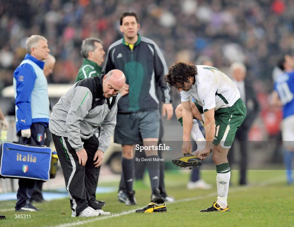 1 April 2009; Stephen Hunt, Republic of Ireland, changes his boots during the closing stages of the game. 2010 FIFA World Cup Qualifier, Italy v Republic of Ireland, San Nicola Stadium, Bari, Italy. Picture credit: David Maher / SPORTSFILE