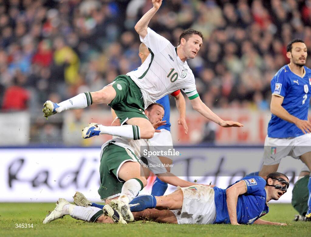 1 April 2009; Robbie Keane and Noel Hunt, Republic of Ireland, look on as Robbie Keane scores his side's equalising goal despite the challange from Giorgio Chiellini, Italy. 2010 FIFA World Cup Qualifier, Italy v Republic of Ireland, San Nicola Stadium, Bari, Italy. Picture credit: David Maher / SPORTSFILE