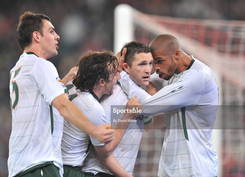 1 April 2009; Robbie Keane, Republic of Ireland, celebrates after scoring his side's equalising goal with team-mates Darron Gibson, Stephen Hunt and Caleb Folan. 2010 FIFA World Cup Qualifier, Italy v Republic of Ireland, San Nicola Stadium, Bari, Italy. Picture credit: David Maher / SPORTSFILE