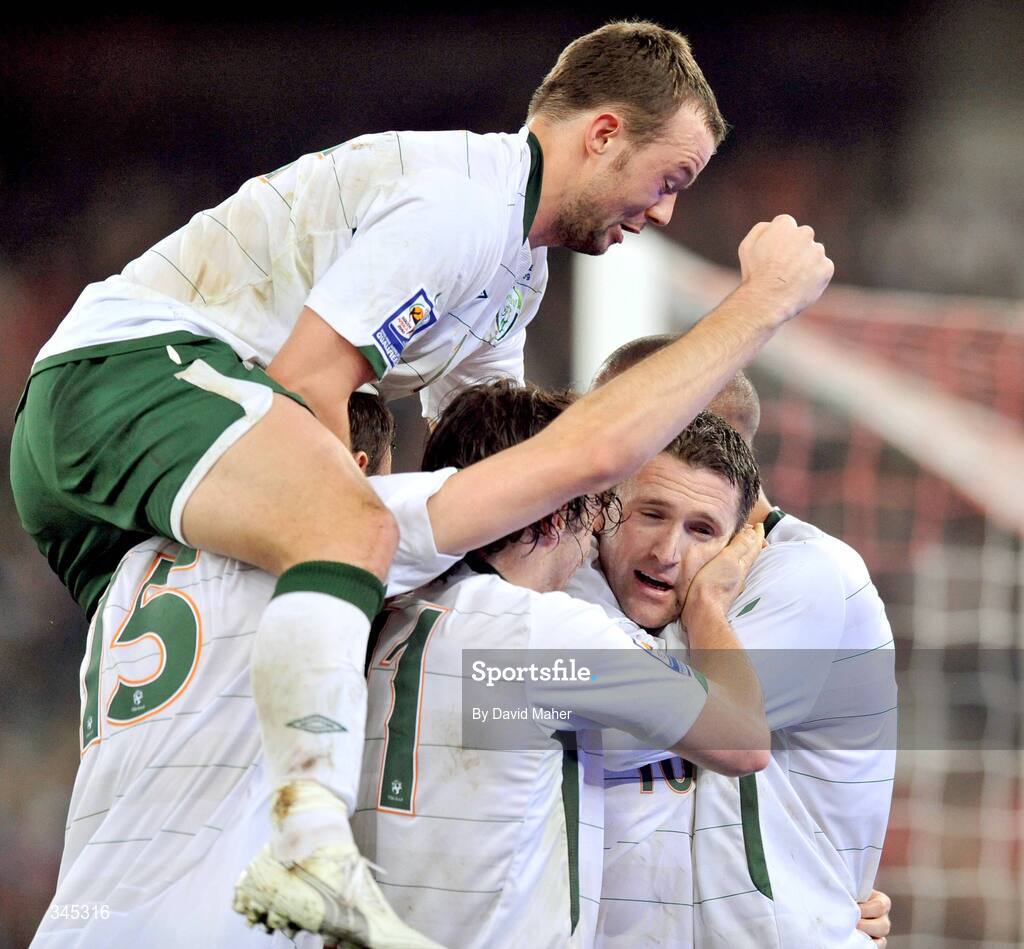 1 April 2009; Robbie Keane, Republic of Ireland, celebrates after scoring his side's equalising goal with team-mates Noel and Stephen Hunt. 2010 FIFA World Cup Qualifier, Italy v Republic of Ireland, San Nicola Stadium, Bari, Italy. Picture credit: David Maher / SPORTSFILE