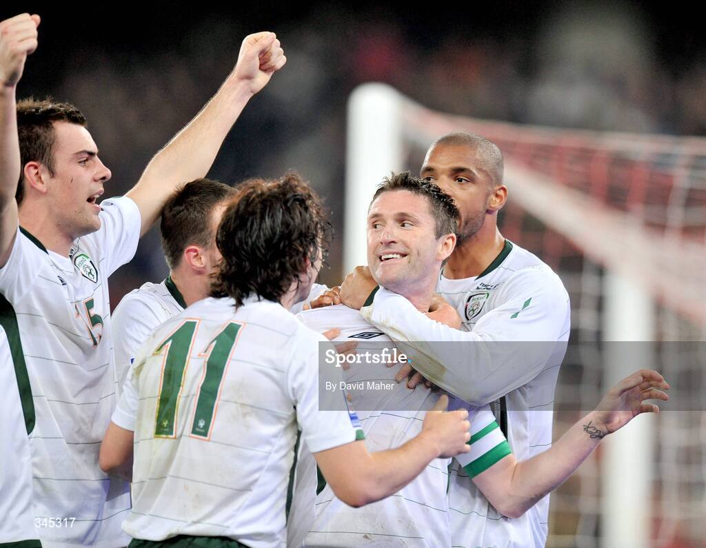 1 April 2009; Robbie Keane, Republic of Ireland, celebrates after scoring his side's equalising goal with team-mates Darron Gibson, Noel Hunt, Stephen Hunt and Caleb Folan. 2010 FIFA World Cup Qualifier, Italy v Republic of Ireland, San Nicola Stadium, Bari, Italy. Picture credit: David Maher / SPORTSFILE