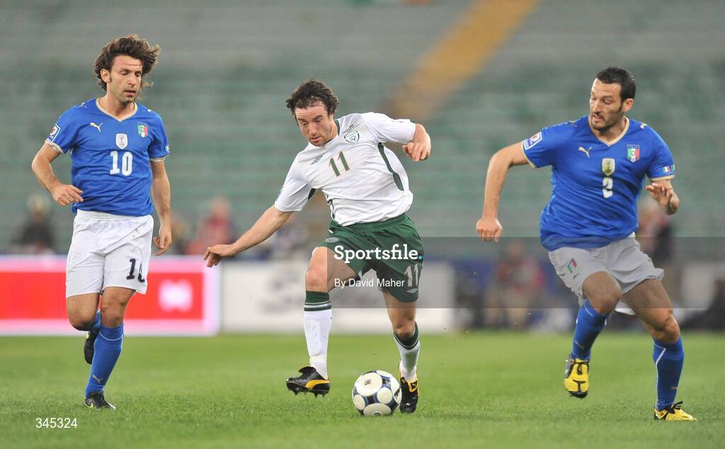 1 April 2009; Stephen Hunt, Republic of Ireland, in action against Andrea Pirlo, left, and Gianluca Zambrotta, Italy. 2010 FIFA World Cup Qualifier, Italy v Republic of Ireland, San Nicola Stadium, Bari, Italy. Picture credit: David Maher / SPORTSFILE