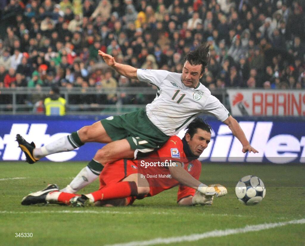 1 April 2009; Stephen Hunt, Republic of Ireland, in action against Gianluigi Buffon, Italy. 2010 FIFA World Cup Qualifier, Italy v Republic of Ireland, San Nicola Stadium, Bari, Italy. Picture credit: David Maher / SPORTSFILE