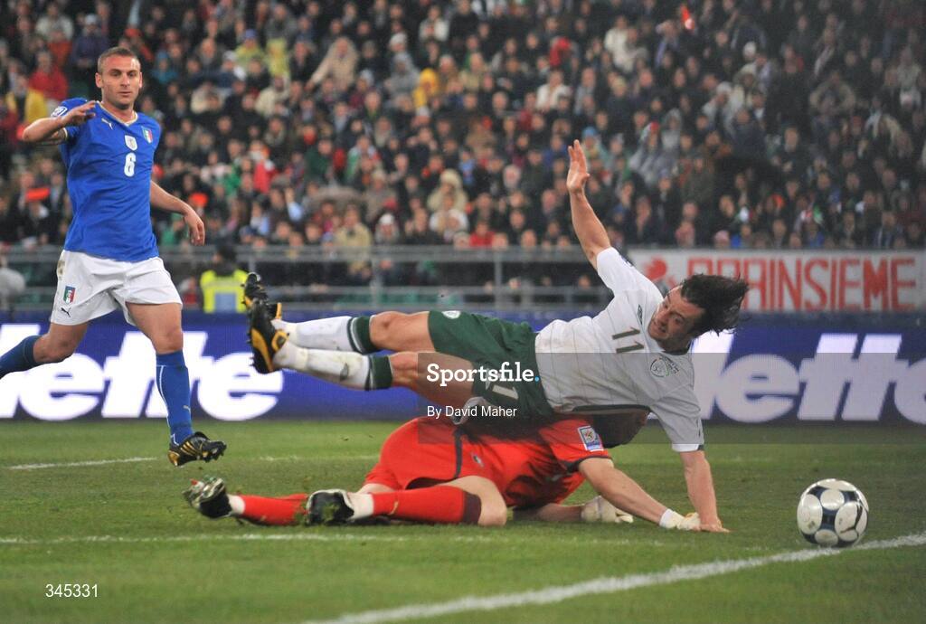 1 April 2009; Stephen Hunt, Republic of Ireland, in action against Gianluigi Buffon, Italy. 2010 FIFA World Cup Qualifier, Italy v Republic of Ireland, San Nicola Stadium, Bari, Italy. Picture credit: David Maher / SPORTSFILE