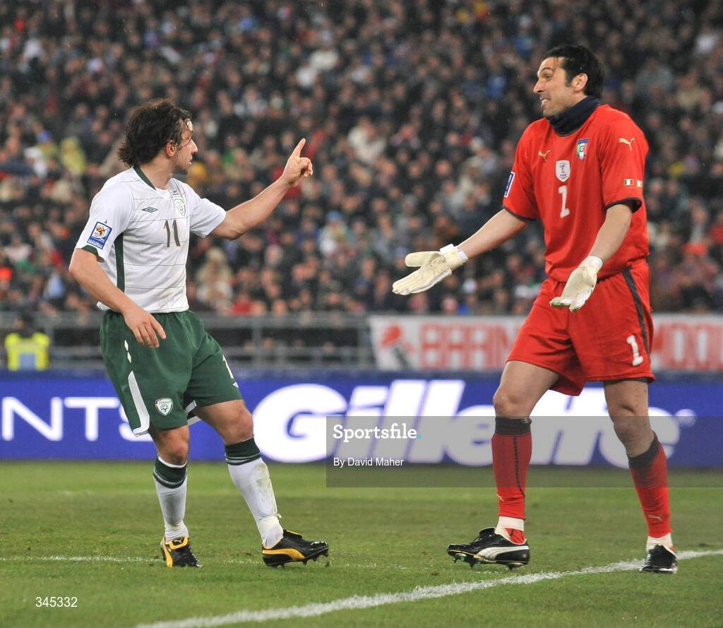 1 April 2009; Stephen Hunt, Republic of Ireland, confronts Gianluigi Buffon, Italy. 2010 FIFA World Cup Qualifier, Italy v Republic of Ireland, San Nicola Stadium, Bari, Italy. Picture credit: David Maher / SPORTSFILE