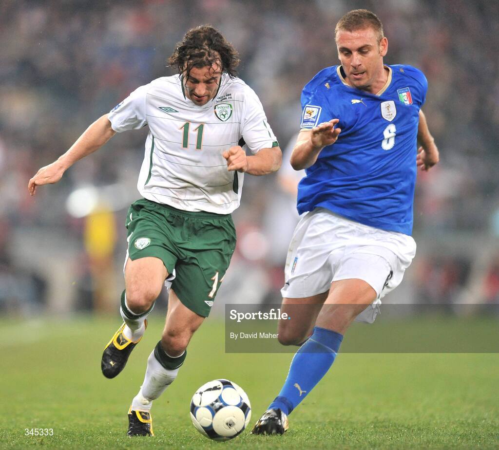 1 April 2009; Stephen Hunt, Republic of Ireland, in action against Daniele De Rossi, Italy. 2010 FIFA World Cup Qualifier, Italy v Republic of Ireland, San Nicola Stadium, Bari, Italy. Picture credit: David Maher / SPORTSFILE
