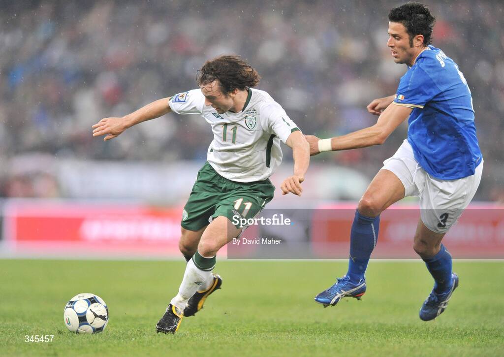 1 April 2009; Stephen Hunt, Republic of Ireland, in action against Fabio Grosso, Italy. 2010 FIFA World Cup Qualifier, Italy v Republic of Ireland, San Nicola Stadium, Bari, Italy. Picture credit: David Maher / SPORTSFILE