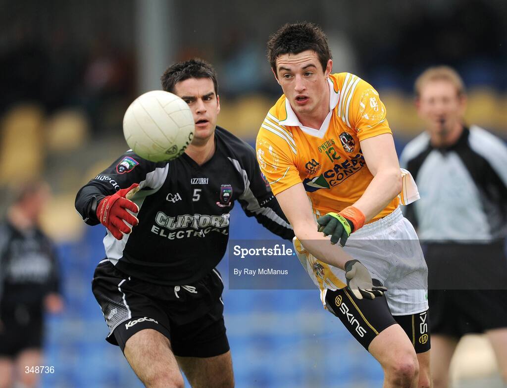 25 April 2009; Niall McKeever, Antrim, in action against Michael McNamara, Sligo. Allianz GAA National Football League, Division 4 Final, Antrim v Sligo, Pearse Park, Longford. Picture credit: Ray McManus / SPORTSFILE