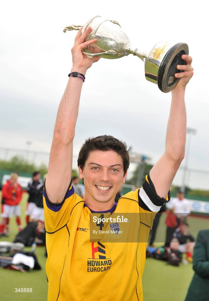 26 April 2009; Pembroke Wanderers captain Alan Giles lifts the Irish Senior cup at the end of the game. Irish Senior Men's Cup Final, Cookstown v Pembroke Wanderers, National Hockey Stadium, UCD, Dublin. Picture credit: David Maher / SPORTSFILE