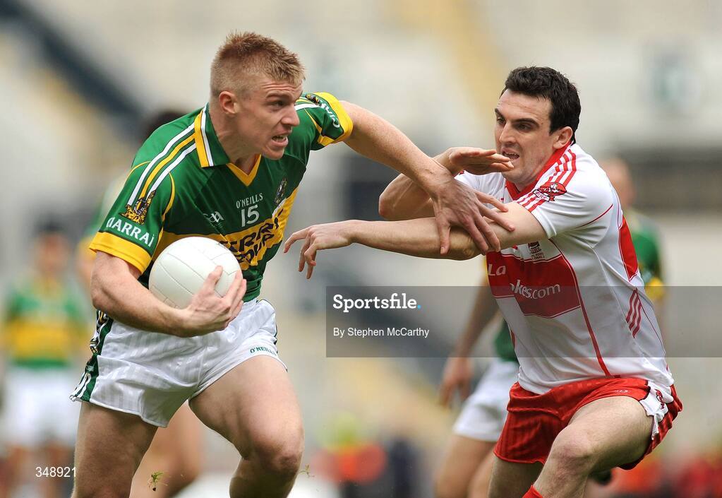 26 April 2009; Tommy Walsh, Kerry, in action against Kevin McGuckin, Derry. Allianz GAA National Football League, Division 1 Final, Kerry v Derry, Croke Park, Dublin. Picture credit: Stephen McCarthy / SPORTSFILE