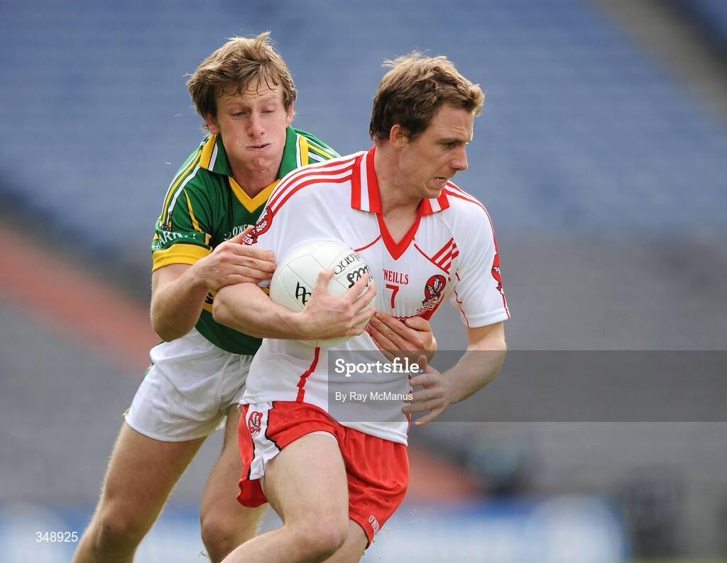 26 April 2009; Sean Leo McGoldrick, Derry, in action against Donnacha Walsh, Kerry. Allianz GAA National Football League, Division 1 Final, Kerry v Derry, Croke Park, Dublin. Picture credit: Ray McManus / SPORTSFILE