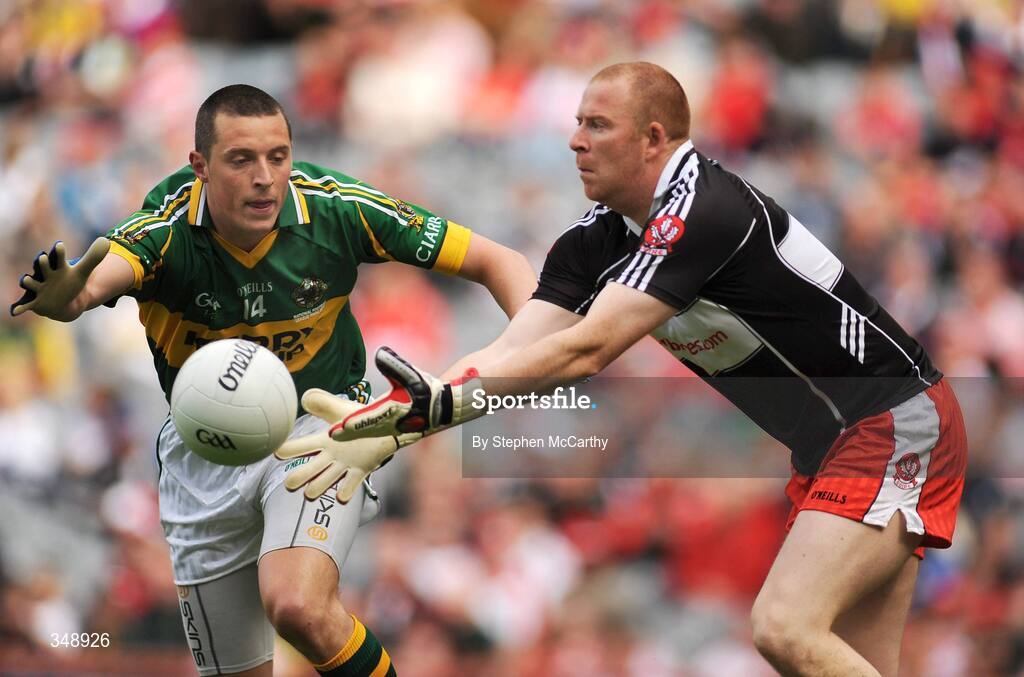 26 April 2009; Barry Gillis, Derry, in action against Kieran Donaghy, Kerry. Allianz GAA National Football League, Division 1 Final, Kerry v Derry, Croke Park, Dublin. Picture credit: Stephen McCarthy / SPORTSFILE