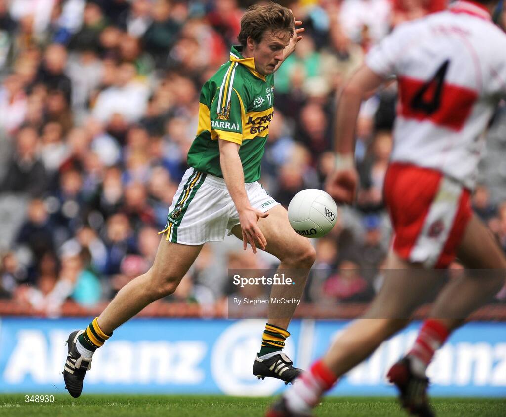 26 April 2009; Donnacha Walsh, Kerry, shoots to score his side's first goal. Allianz GAA National Football League, Division 1 Final, Kerry v Derry, Croke Park, Dublin. Picture credit: Stephen McCarthy / SPORTSFILE