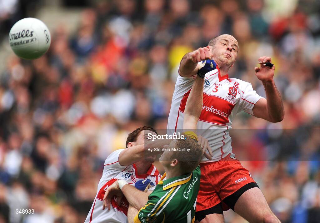 26 April 2009; Colm Cooper, Kerry, in action against Kevin McCloy, right, and Gerard O'Kane, Derry. Allianz GAA National Football League, Division 1 Final, Kerry v Derry, Croke Park, Dublin. Picture credit: Stephen McCarthy / SPORTSFILE