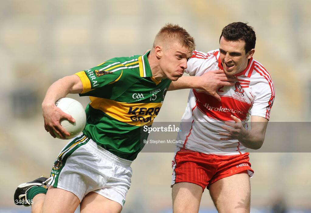 26 April 2009; Tommy Walsh, Kerry, in action against Kevin McGuckin, Derry. Allianz GAA National Football League, Division 1 Final, Kerry v Derry, Croke Park, Dublin. Picture credit: Stephen McCarthy / SPORTSFILE