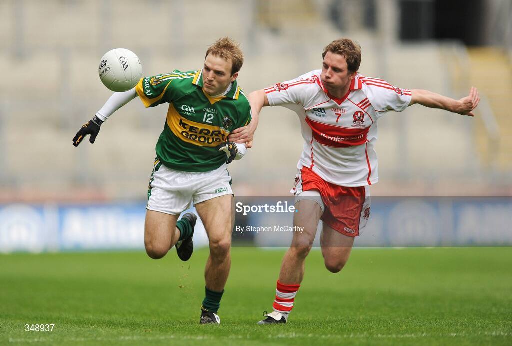 26 April 2009; Darran O'Sullivan, Kerry, in action against Sean Leo McGoldrick, Derry. Allianz GAA National Football League, Division 1 Final, Kerry v Derry, Croke Park, Dublin. Picture credit: Stephen McCarthy / SPORTSFILE