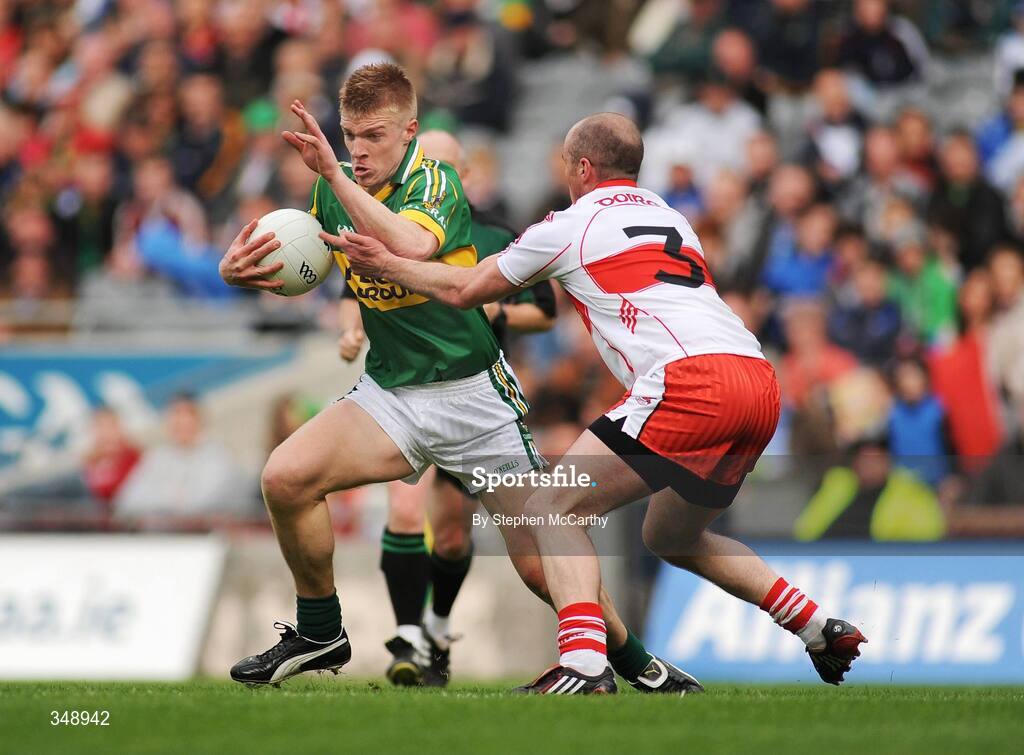 26 April 2009; Tommy Walsh, Kerry, in action against Kevin McCloy, Derry. Allianz GAA National Football League, Division 1 Final, Kerry v Derry, Croke Park, Dublin. Picture credit: Stephen McCarthy / SPORTSFILE