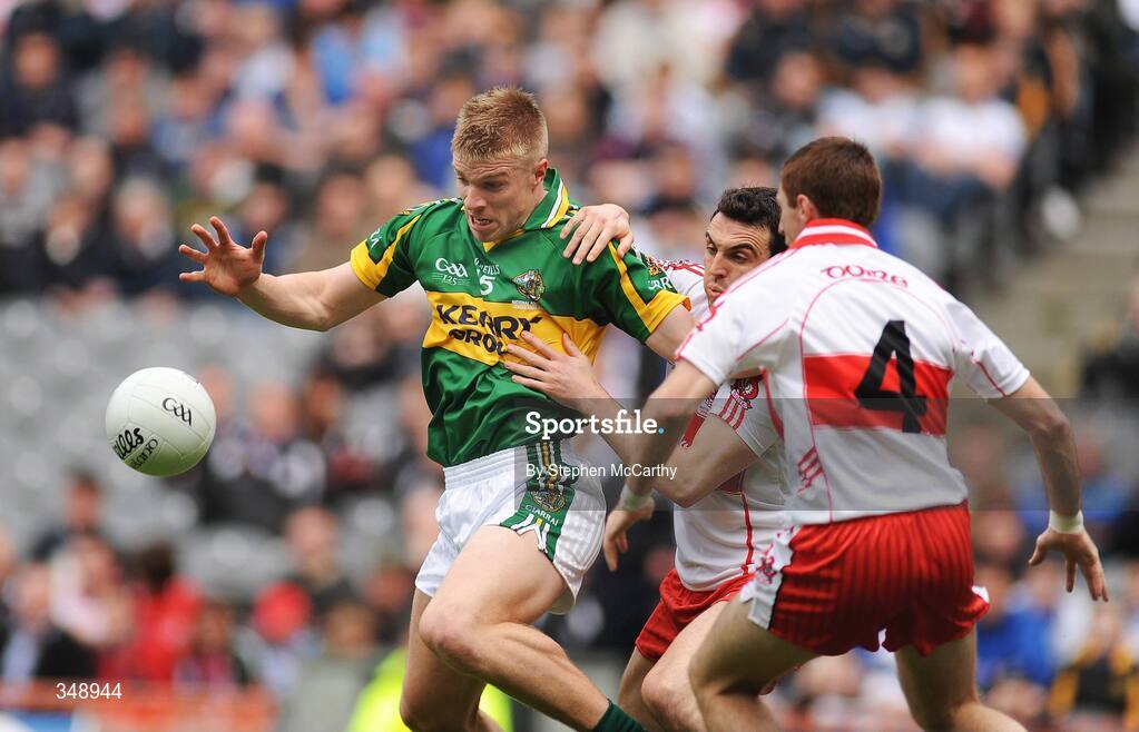 26 April 2009; Tommy Walsh, Kerry, in action against Kevin McGuckin and Gerard O'Kane, no.4, Derry. Allianz GAA National Football League, Division 1 Final, Kerry v Derry, Croke Park, Dublin. Picture credit: Stephen McCarthy / SPORTSFILE