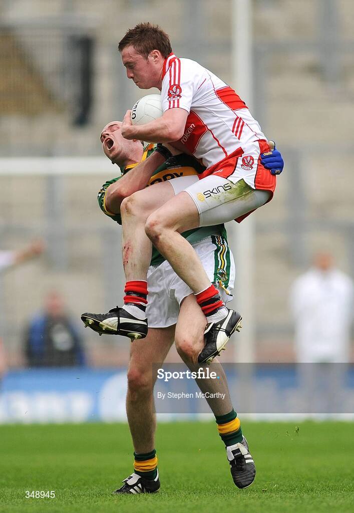 26 April 2009; Joe Diver, Derry, in action against Micheal Quirke, Kerry. Allianz GAA National Football League, Division 1 Final, Kerry v Derry, Croke Park, Dublin. Picture credit: Stephen McCarthy / SPORTSFILE
