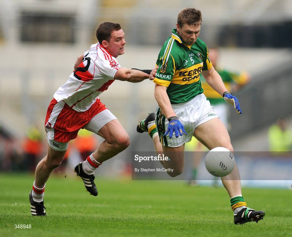 26 April 2009; Tomas O Se, Kerry, in action against Brian Mullan, Derry. Allianz GAA National Football League, Division 1 Final, Kerry v Derry, Croke Park, Dublin. Picture credit: Stephen McCarthy / SPORTSFILE